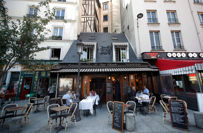 Một nhà hàng tại Paris vắng khách khi Pháp thực hiện các biện pháp ngăn chặn Covid-19 lây lan. 								Ảnh: Reuters