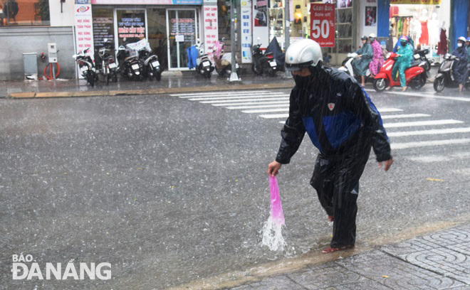 Workers from the Da Nang Water Drainage and Wastewater Treatment Company (DWTC) were busy opening main sewers along local streets for rainwater to quickly drain away on Friday afternoon.