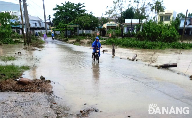 Floodwaters spilled over a road in Hoa Tien Commune, Hoa Vang District on Friday afternoon