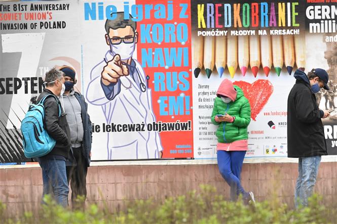 Người dân đeo khẩu trang phòng lây nhiễm COVID-19 tại Warsaw, Ba Lan, ngày 15/10/2020. Ảnh: PAP/TTXVN