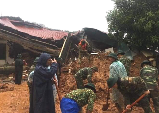Lực lượng cứu hộ, cứu nạn tiếp cận hiện trường vụ sạt lở đất tại huyện Hướng Hóa, tỉnh Quảng Trị. Ảnh: TTXVN