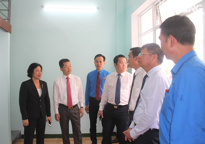 Deputy Secretary Quang (2nd left) visiting the new development 