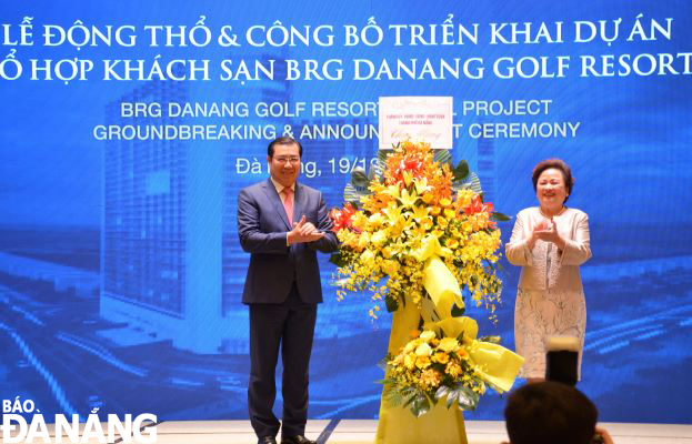Da Nang People's Committee Chairman Huynh Duc Tho presenting flowers to the project’s developer at the groundbreaking ceremony for its project