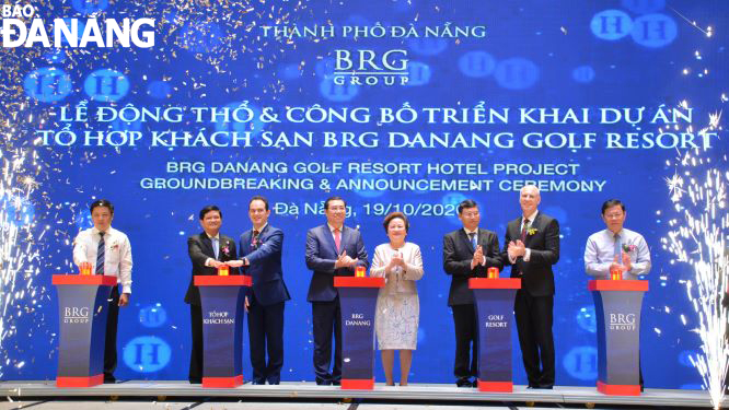  The city and BRG Group leaders together pressing buttons to officially start the construction work on the BRG Da Nang Golf Resort Hotel Project
