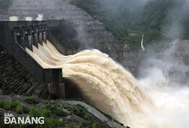 Hồ thủy điện Sông Bung 4 bắt đầu vận hành xả nước qua phát điện và xả qua tràn để hạ thấp mực nước trong hồ từ 18 giờ chiều 19-10. (Ảnh chỉ mang tính minh họa xả tràn). Ảnh: HOÀNG HIỆP