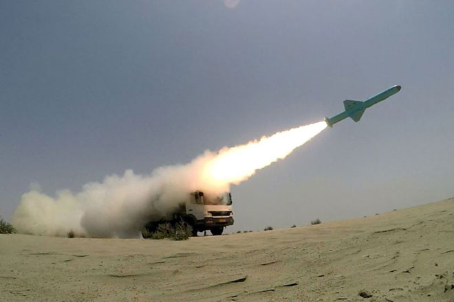Iran phóng tên lửa hành trình do nước này sản xuất trong cuộc tập trận gần cửa ngõ vùng Vịnh ngày 17-6-2020. 					                   Ảnh: Reuters