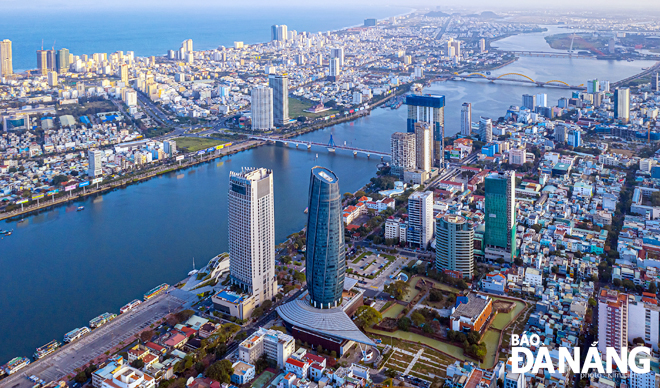 Các tầng lớp nhân dân thành phố kỳ vọng Đà Nẵng sẽ ngày càng phát triển mạnh mẽ, trở thành trung tâm du lịch, thương mại của cả nước và khu vực Đông Nam Á. 	  			             Ảnh: KIM LIÊN
