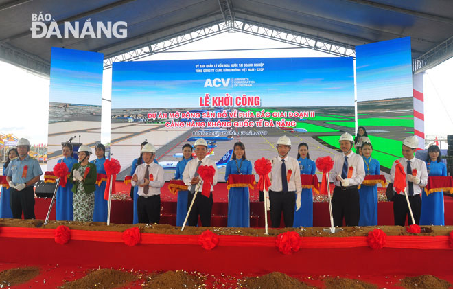 The groundbreaking ceremony for the second stage of the aircraft apron expansion project at the Da Nang International Airport to the north