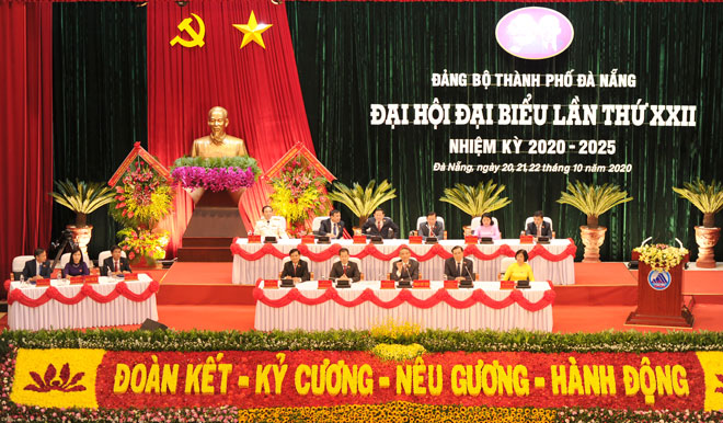Đoàn Chủ tịch Đại hội đại biểu lần thứ XXII, Đảng bộ thành phố Đà Nẵng nhiệm kỳ 2020-2025. Ảnh: VĂN NỞ