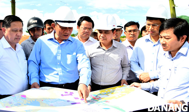 Ủy viên Trung ương Đảng, Bí thư Thành ủy Trương Quang Nghĩa (thứ hai, trái sang) kiểm tra tiến độ xây dựng các dự án tại Khu Công nghệ cao Đà Nẵng. Ảnh: P.V