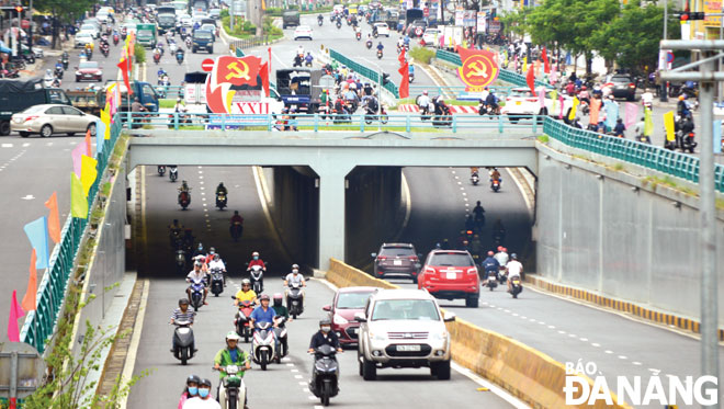 Xây dựng công trình nút giao thông khác mức tuyến đường Điện Biên Phủ - Nguyễn Tri Phương.Ảnh: XUÂN SƠN