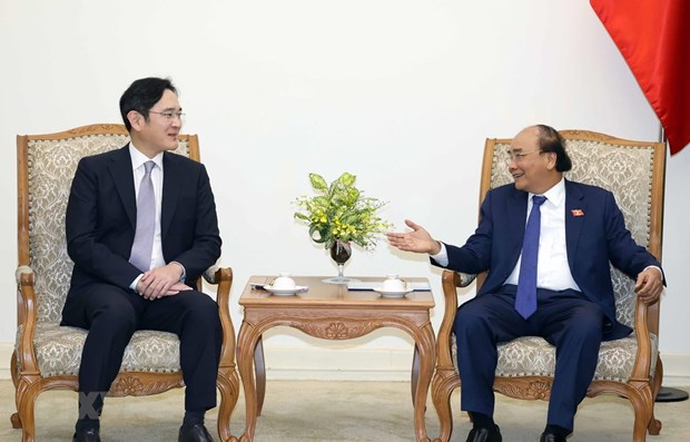 Prime Minister Nguyen Xuan Phuc (R) receives Vice Chairman of Samsung Electronics Lee Jae-yong (Photo: VNA)