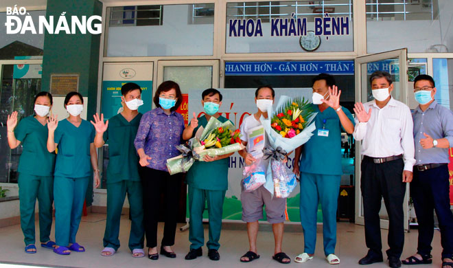 Bệnh nhân Covid-19 cuối cùng ở Đà Nẵng (thứ 4, phải sang) xuất viện trong sáng 23-9 tại Trung tâm Y tế huyện Hòa Vang. Ảnh: XUÂN DŨNG