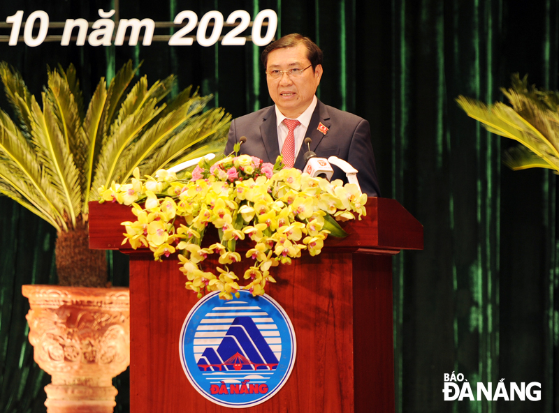 Phó Bí thư Thành ủy, Chủ thịch UBND thành phố Huỳnh Đức Thơ trình bày Báo cáo kiểm điểm của Ban Chấp hành Đảng bộ thành phố khóa XXI trình tại Đại hội.