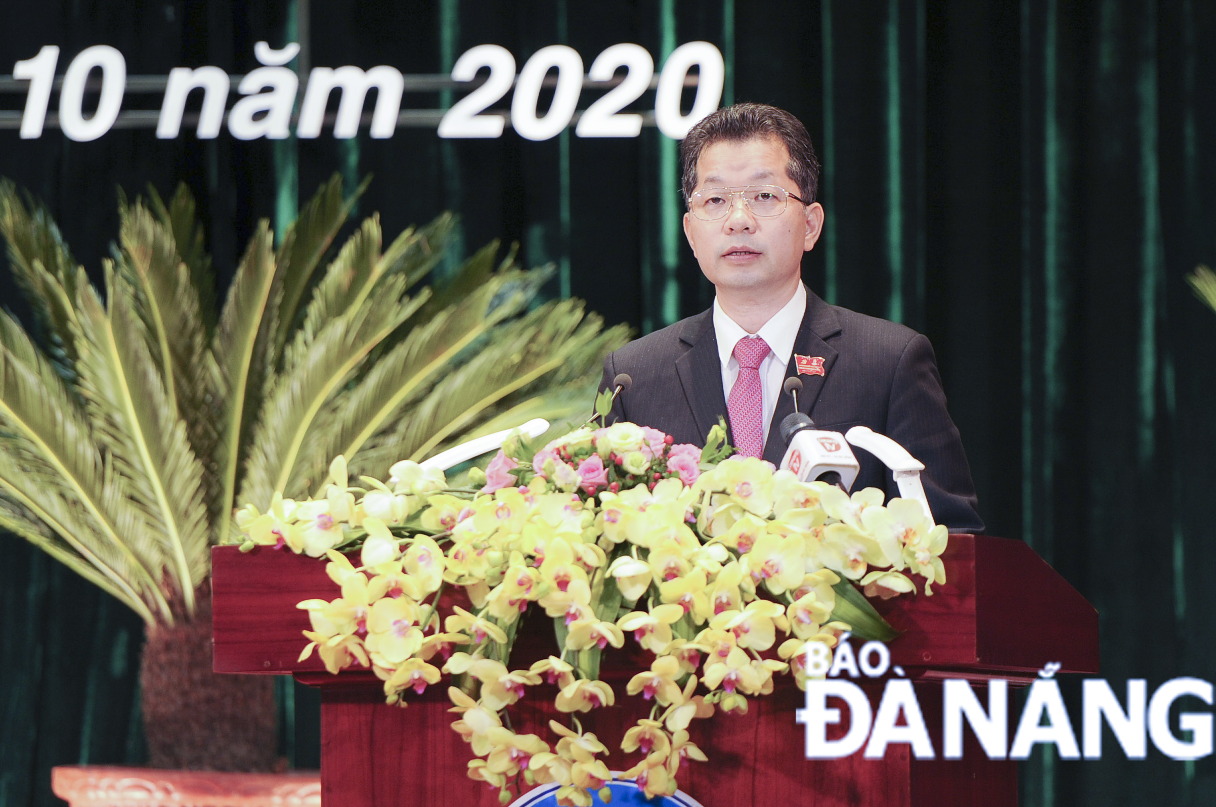 Phó Bí thư Thường trực Thành ủy Nguyễn Văn Quảng  trình bày tóm tắt Báo cáo chính trị tại Đại hội. Ảnh:
