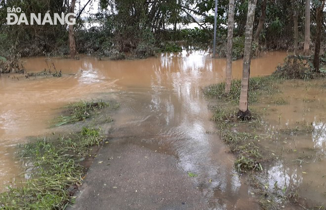 A flooded low-lying road in Hoa Tien Commune, Hoa Vang District