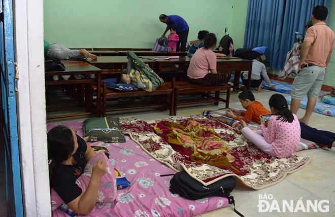 Người dân sơ tán đến ở tại một trường học thuộc phường Nại Hiên Đông, quận Sơn Trà trong tối 27-10. Ảnh: HOÀNG HIỆP