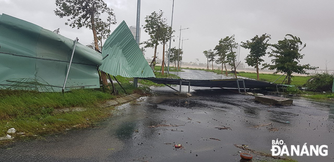Hàng rào tôn bị gió quật ngã tại quận Sơn Trà. Ảnh: XUÂN SƠN