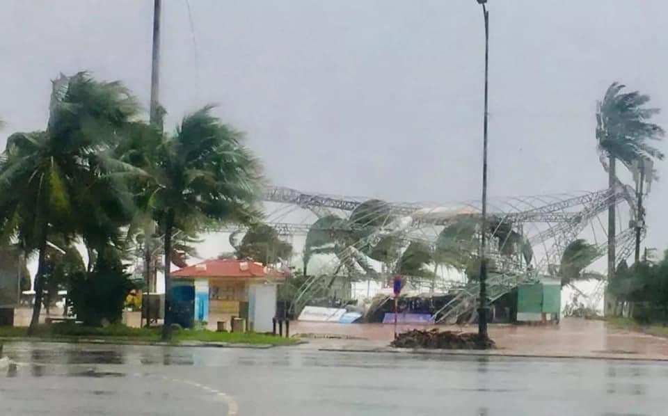 Gió quật đổ khung sân khấu tại Công viên Biển Đông. Ảnh: Phường Nại Hiên Đông