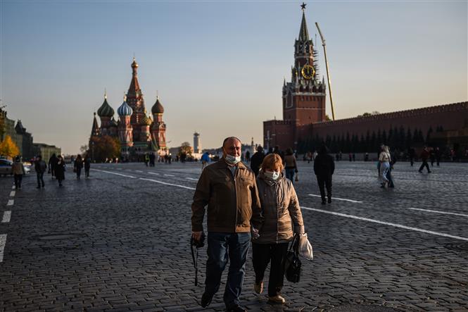 Người dân đeo khẩu trang phòng dịch COVD-19 tại Moskva, Nga ngày 28/10/2020. Ảnh: THX/TTXVN