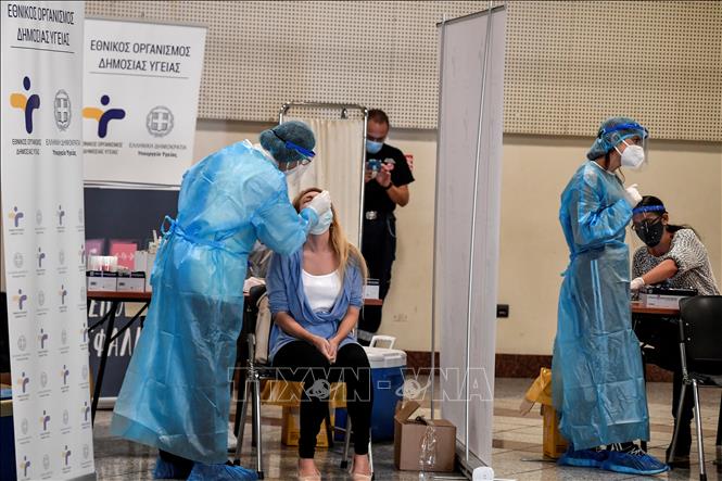 Nhân viên y tế lấy mẫu dịch COVID-19 cho người dân tại Athens, Hy Lạp ngày 20/10. Ảnh: AFP/TTXVN