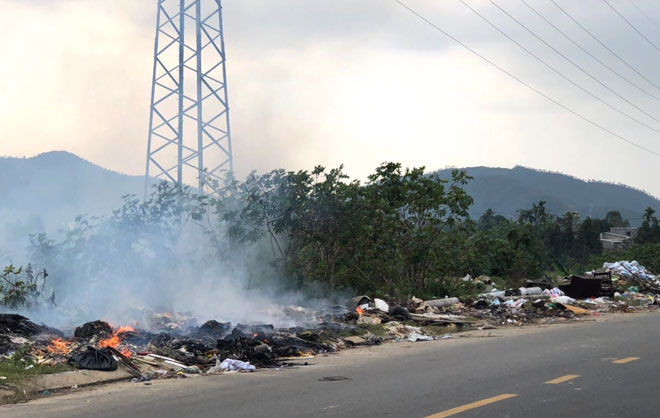 Cảnh đốt rác khói bay mù mịt ở khu đô thị Phước Lý, phường Hòa An (quận Cẩm Lệ) hồi tháng 9-2020. Ảnh: PHƯƠNG CHI 