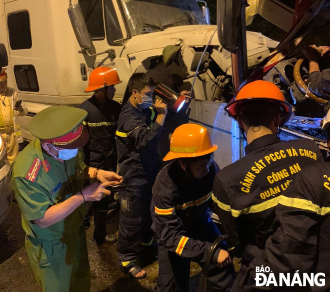 Lực lượng chức năng cứu hộ nạn nhân vụ tai nạn sáng 15-10 ở đường dẫn vào hầm Hải Vân.  Ảnh: N.Đ