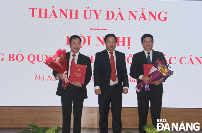 Phó Bí thư Thường trực Thành ủy Nguyễn Văn Quảng bằng khen của Thường vụ Thành ủy cho 5 tập thể có thành tích xuất sắc về công tác KTGS trong nhiệm kỳ 2015-2020. Ảnh: TRỌNG HÙNG