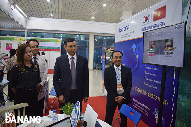 Phó Chủ tịch UBND thành phố Hồ Kỳ Minh (thứ hai, từ phải qua) thăm gian hàng trưng bày của nước bạn Hàn Quốc tại Hội chợ EWEC 2020. Ảnh: KHÁNH HÒA