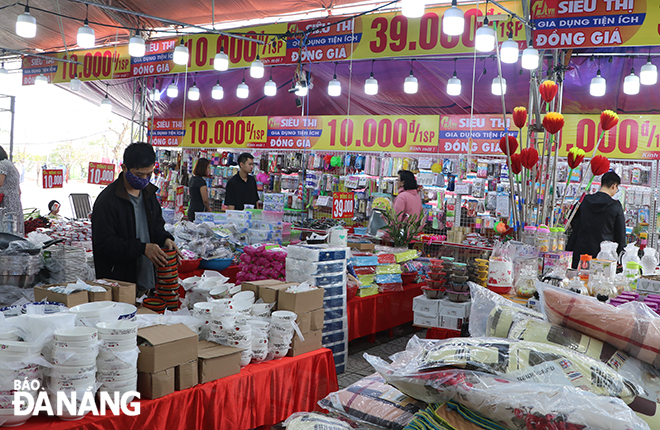 Bên cạnh đó, khu mua sắm tiêu dùng tổng hợp trong khuôn viên của Trung tâm Hội chợ triển lãm Đà Nẵng cũng thu hút nhiều lượt tham quan, mua sắm. Ảnh: VĂN HOÀNG