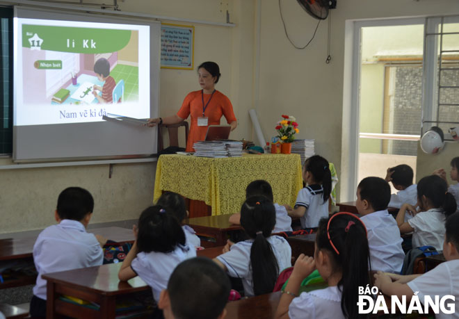 Nghề giáo rất áp lực, cần sự sẻ chia, đồng cảm từ phía phụ huynh và toàn xã hội. Trong ảnh: Một tiết học Tiếng Việt tại Trường tiểu học Lê Lai (quận Hải Châu) Ảnh: NGỌC PHÚ	