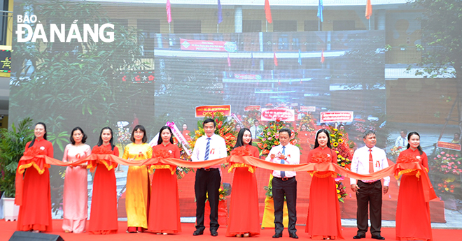 Phó Chủ tịch Thường trực UBND thành phố Lê Trung Chinh (giữa) cùng các đại biểu cắt băng khánh thành Trường tiểu học Lý Tự Trọng. Ảnh: NGỌC PHÚ