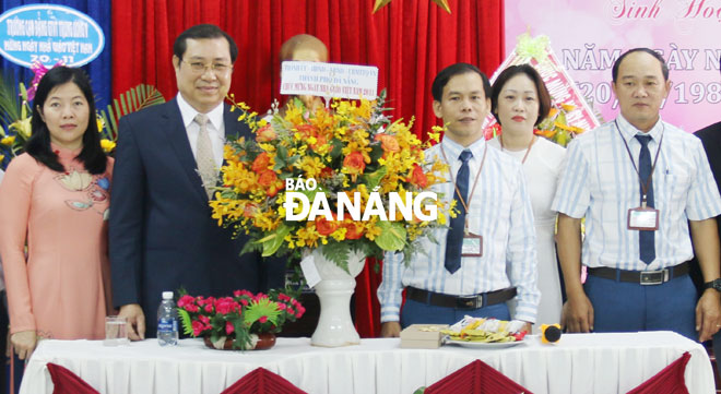 Chủ tịch UBND thành phố Huỳnh Đức Thơ (thứ 5, trái qua) chúc mừng Ngày Nhà giáo Việt Nam tại Trường THCS Nguyễn Thái Bình. Ảnh THANH TÌNH