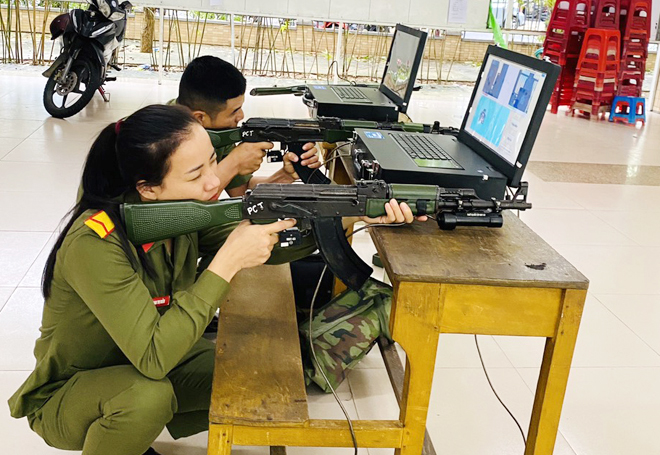 Tập huấn giáo viên bộ môn giáo dục quốc phòng - an ninh các trường THPT năm 2020 sử dụng máy bắn tập MBT 03 tại Trường THPT Phan Châu Trinh.Ảnh: Minh Khuê	