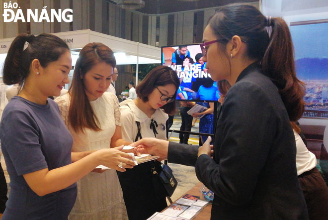 Các doanh nghiệp giới thiệu sản phẩm du lịch tại Ngày hội khách sạn diễn ra ở Đà Nẵng. Ảnh: THU HÀ	