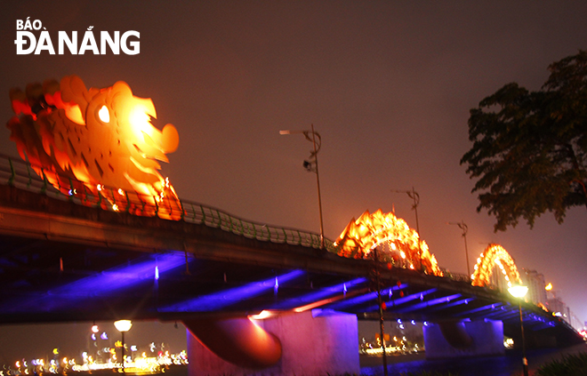 Dịp này, cầu Rồng và cầu sông Hàn sẽ chuyển sang màu cam trong vòng 1 giờ đồng hồ buổi tối, từ ngày 28-11 đến 15-12. Ảnh: XUÂN DŨNg