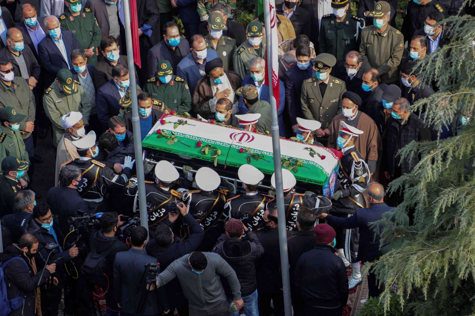Iran tổ chức tang lễ nhà khoa học hạt nhân Mohsen Fakhrizadeh ở phía bắc thủ đô Tehran ngày 30-11.      Ảnh: AP