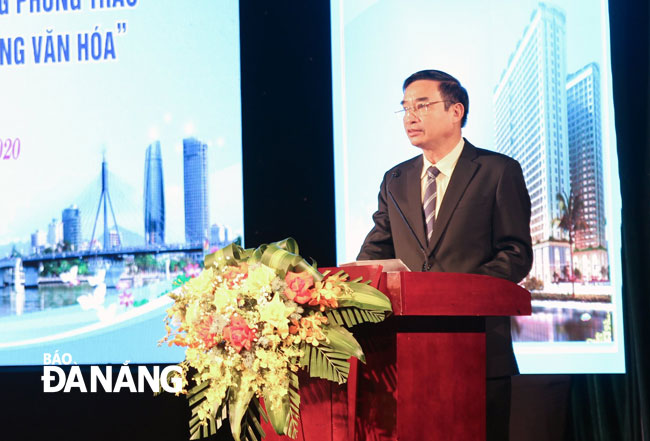 Phó Chủ tịch Thường trực UBND thành phố Lê Trung Chinh phát biểu tại hội nghị. Ảnh: PHAN CHUNG