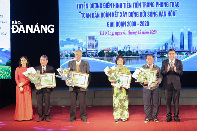 Phó Chủ tịch Thường trực UBND thành phố Lê Trung Chinh (phải) và đại diện Bộ Văn hóa, Thể thao và Du lịch trao bằng khen của Bộ cho 2 tập thể và 2 cá nhân. Ảnh: PHAN CHUNG
