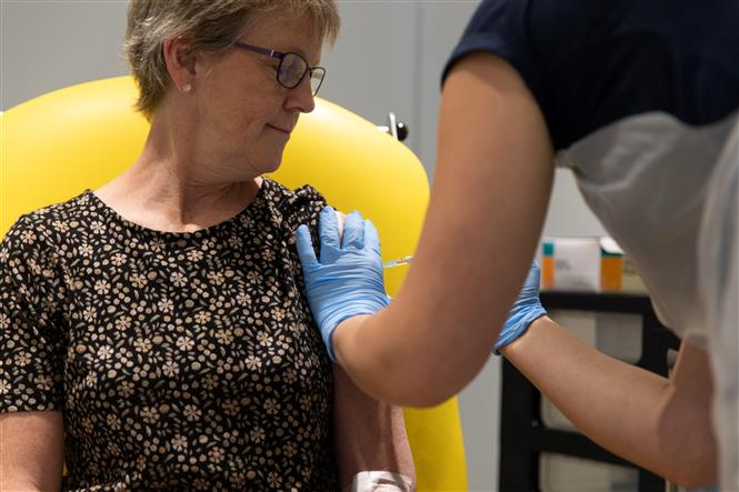 Nhân viên y tế tiêm thử nghiệm vaccine ngừa Covid-19 do Trường đại học Oxford (Anh) phối hợp với hãng AstraZeneca sản xuất. Ảnh: AFP/TTXVN