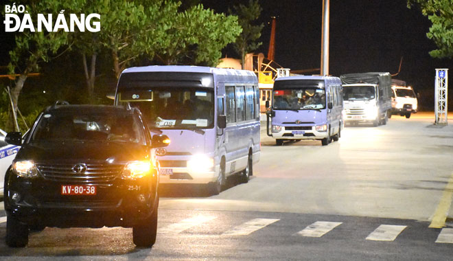 Lực lượng chức năng tiếp nhận, đưa các công dân nhập cảnh từ Sân bay quốc tế Đà Nẵng về khu vực cách ly vào khuya 1-12. Ảnh: PHAN CHUNG