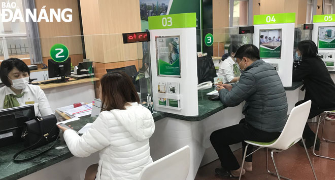 Hoạt động giao dịch tại Ngân hàng TMCP Ngoại thương Việt Nam (Vietcombank) - Chi nhánh Đà Nẵng. 	        				           Ảnh: MAI QUẾ
