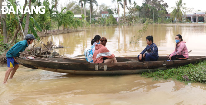Tình trạng ngập nước nhiều lần khiến đời sống của người dân ở thôn La Bông (xã Hòa Tiến, huyện Hòa Vang) bị ảnh hưởng. 			  Ảnh: VĂN HOÀNG