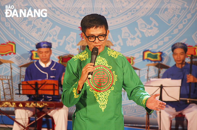 Nghệ sĩ biểu diễn tại liên hoan Hát dân ca, Hô hát Bài Chòi thành phố Đà Nẵng năm 2020. Ảnh: XUÂN DŨNG