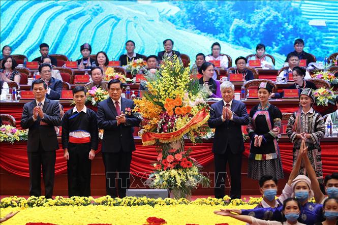 Đại diện lực lượng thanh niên các dân tộc thiểu số tặng hoa, chúc mừng Đại hội. Ảnh: Dương Giang/TTXVN