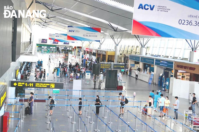 Cảng hàng không quốc tế Đà Nẵng luôn bảo đảm việc giãn cách hành khách khi đến làm thủ tục 