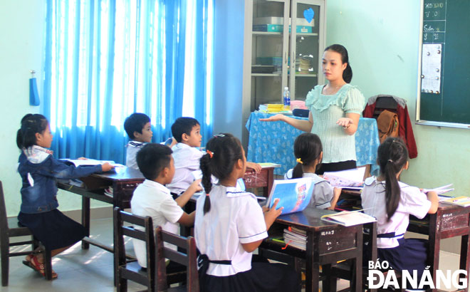 Cô giáo Lê Thị Thanh Mai đang dạy tiếng Anh cho các em học sinh Cơ tu tại điểm trường Tà Lang.