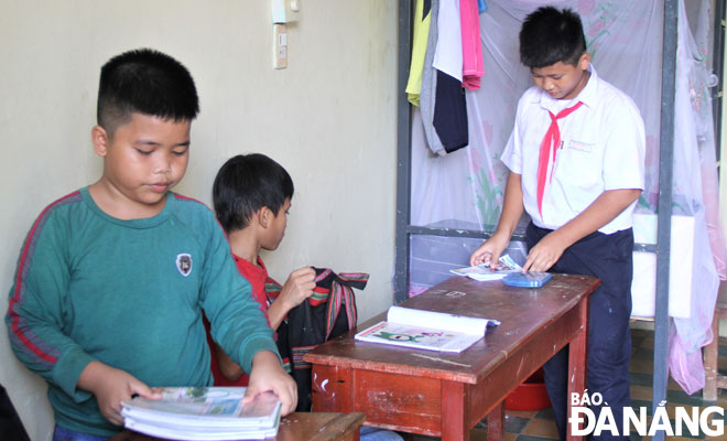 Học sinh đồng bào Cơ tu tại xã Hòa Bắc được hỗ trợ kinh phí để học bán trú, nội trú.  Ảnh: ÁNH DƯƠNG