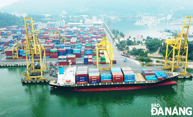 Hệ thống cảng biển Đà Nẵng cùng với Cảng Hàng không quốc tế Đà Nẵng  hình thành chuỗi cung ứng dịch vụ logistics. Ảnh: HOÀNG HIỆP