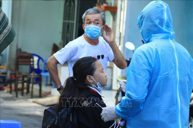 Nhân viên y tế lấy mẫu xét nghiệm người dân trong khu vực Lô E, Lò Gốm (phường 7, Quận 6). 